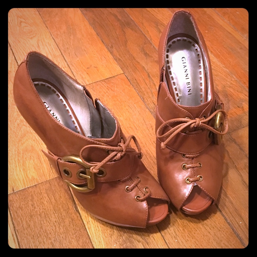 Gianni Bini buckle heels